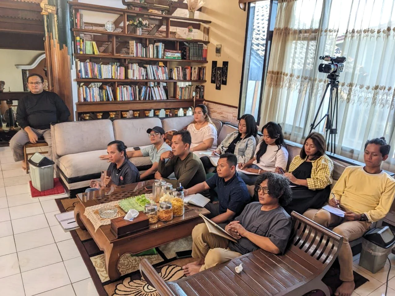 Peserta menyimak dan mencatat dalam sesi diskusi.