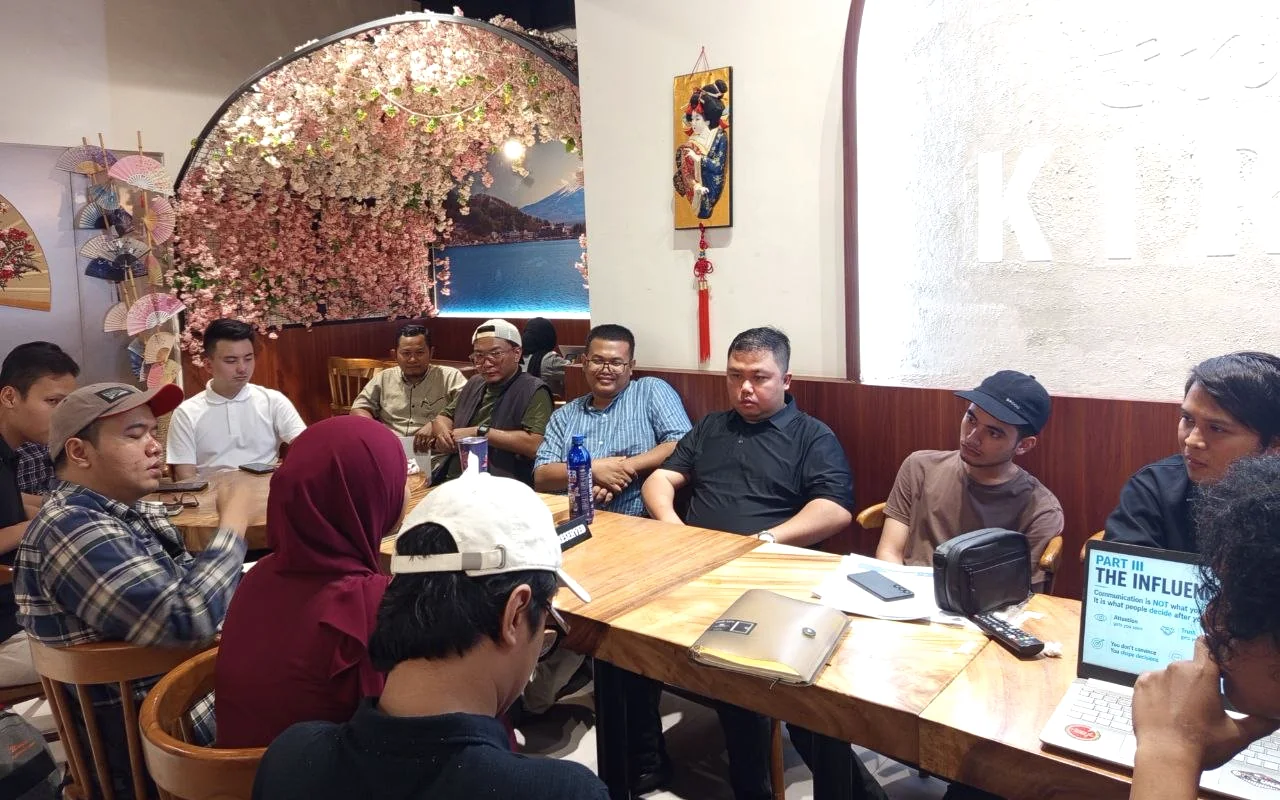 Diskusi kelompok dalam kegiatan komunitas Prommunity.