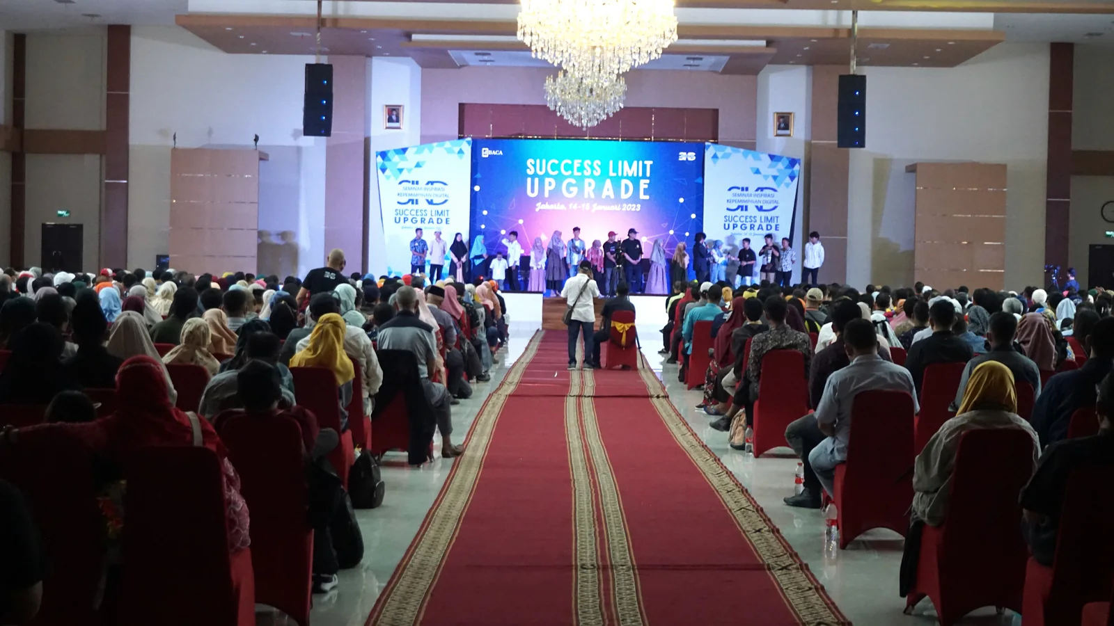 Suasana seminar dengan peserta menghadap panggung Success Limit Upgrade.