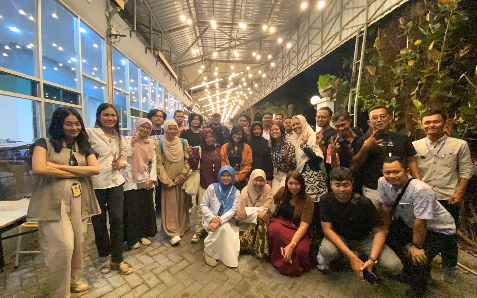 Komunitas Prommunity berkumpul dalam suasana hangat setelah kegiatan belajar