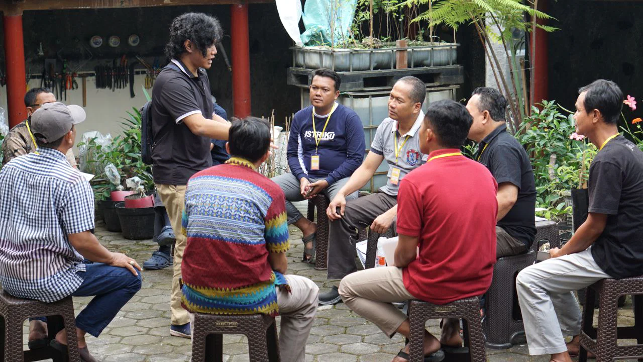 Beberapa orang duduk bersama dalam diskusi komunitas Prommunity.