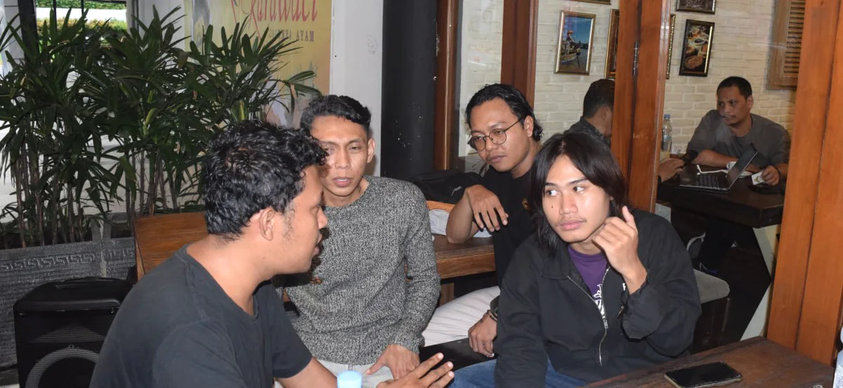 Beberapa orang berbincang di meja dalam kegiatan komunitas Prommunity.