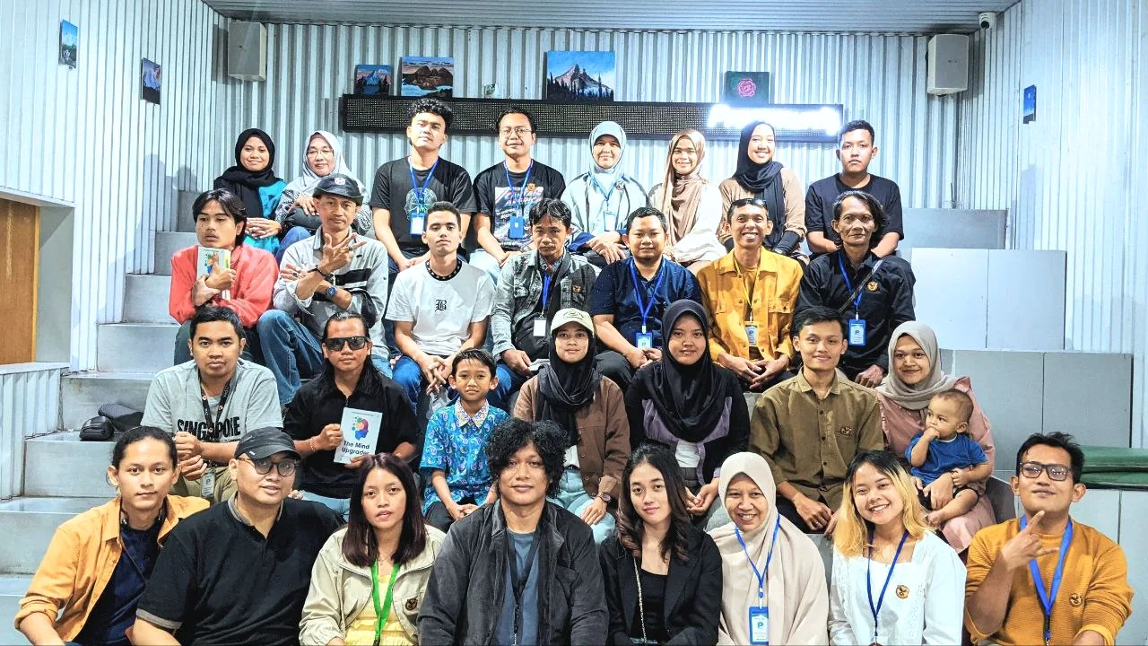 Kelompok orang berkumpul setelah kegiatan komunitas.