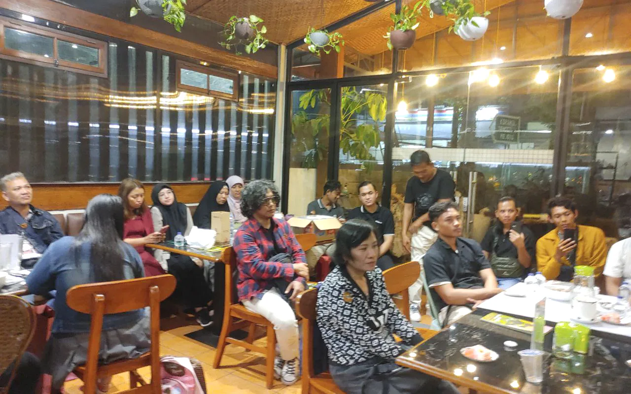 Peserta berdiskusi dalam kegiatan komunitas.
