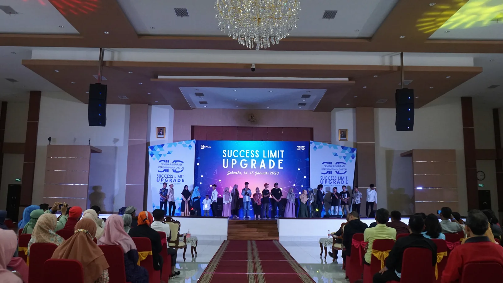 Peserta mengikuti kegiatan Prommunity di auditorium dengan panggung utama.