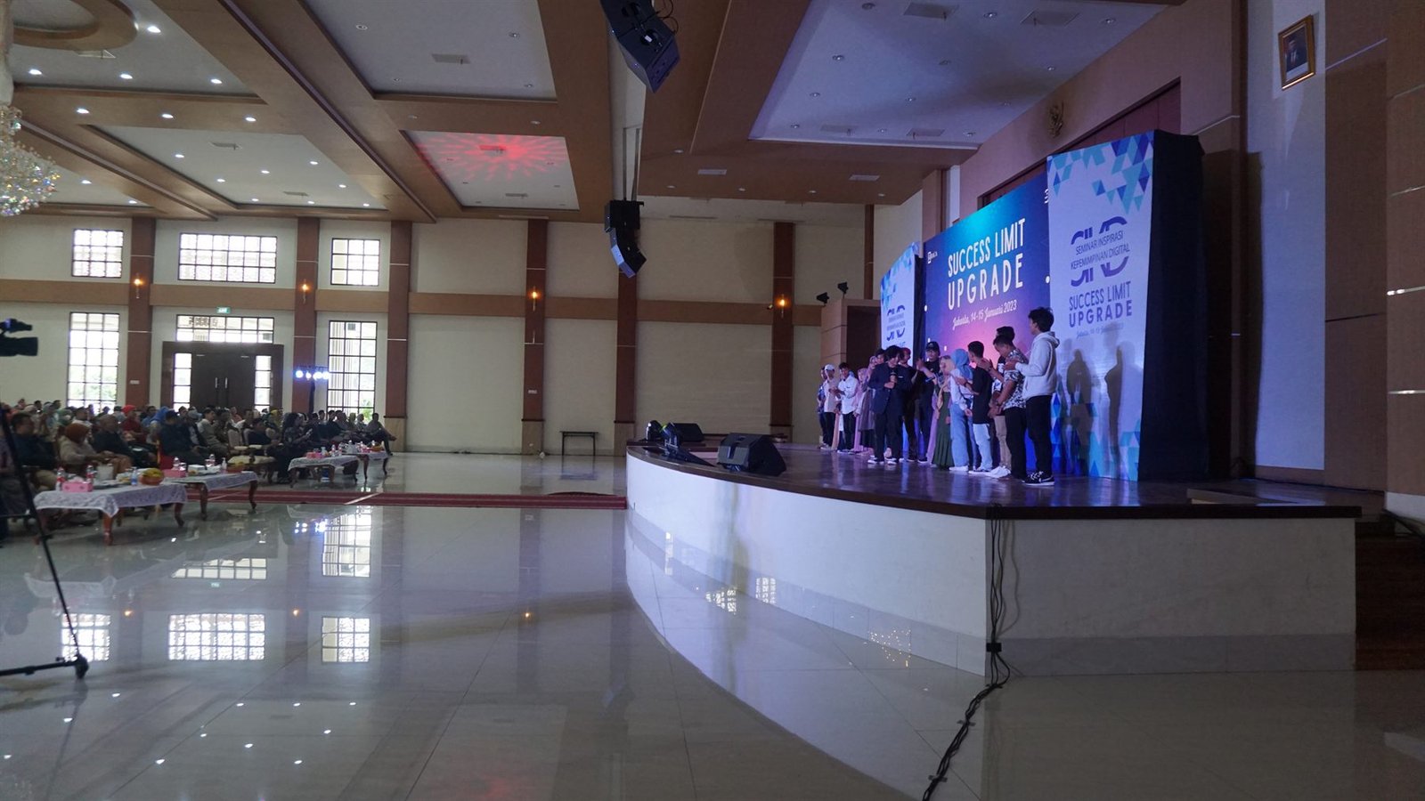 Suasana workshop Success Limit Upgrade dengan peserta dan panggung