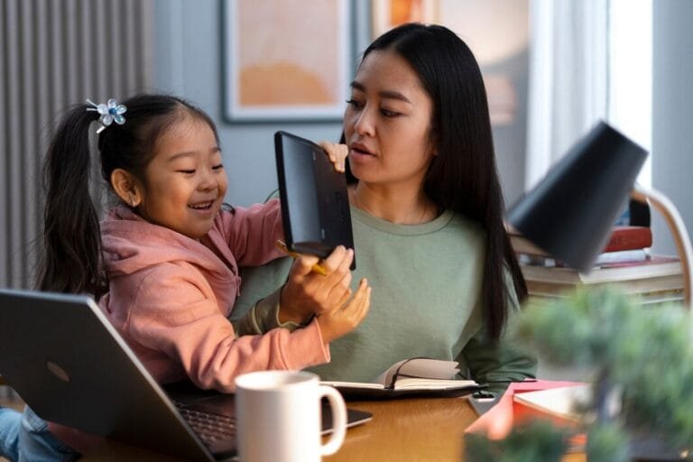 Cara Efektif Agar Anak Tidak Mudah Percaya Pada Konten Digital